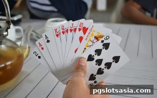 从古老棋戏到数字互动：pg电子游戏视角下的真人桌游全解析